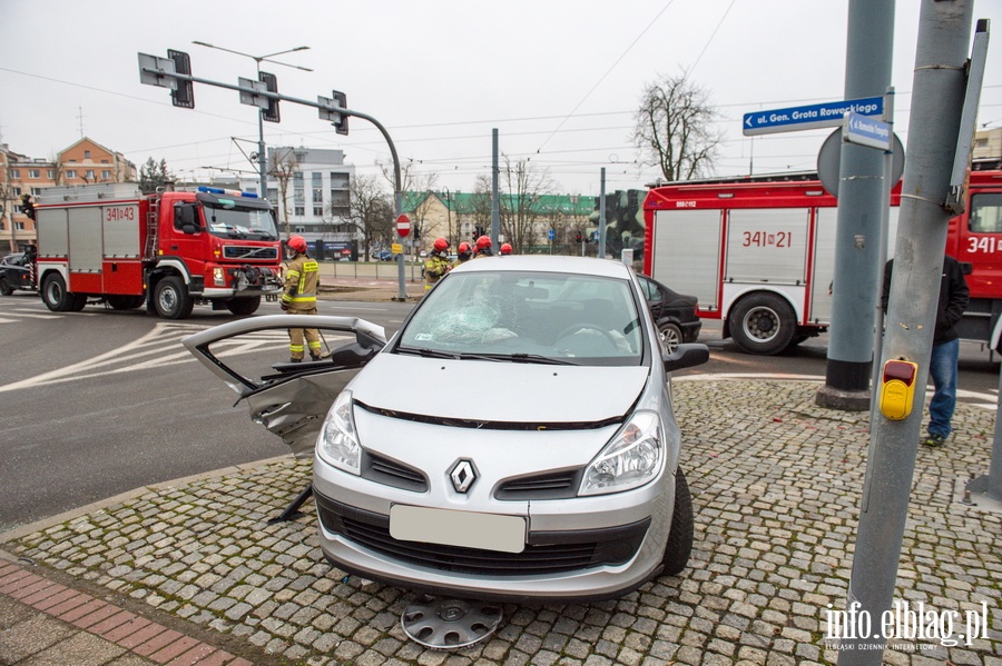Wypadek dwch samochodw osobowych na rogu ulic Grota Roweckiego z Romualda Traugutta., fot. 25
