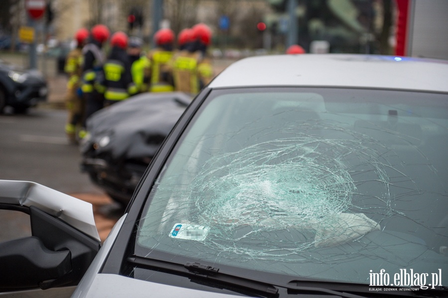 Wypadek dwóch samochodów osobowych na rogu ulic Grota Roweckiego z Romualda Traugutta., fot. 26