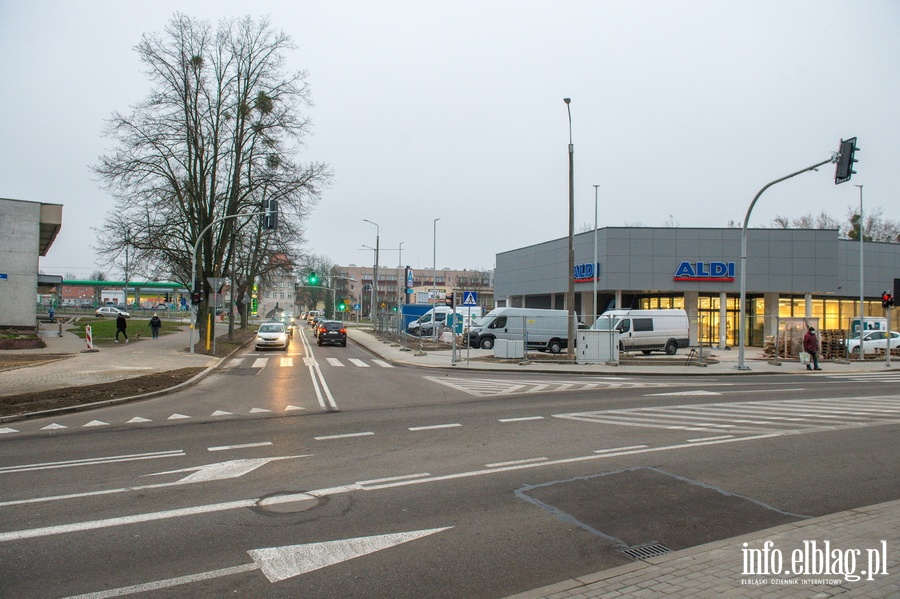 Koniec prac na skrzyżowaniu Robotniczej i Pionierskiej. Powstał dojazd do nowego marketu, fot. 6