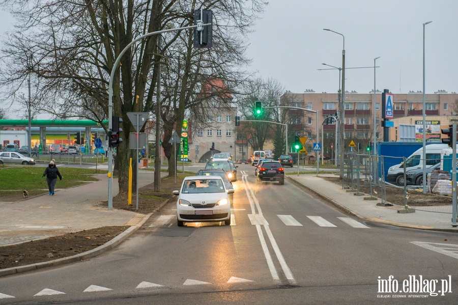 Koniec prac na skrzyżowaniu Robotniczej i Pionierskiej. Powstał dojazd do nowego marketu, fot. 7