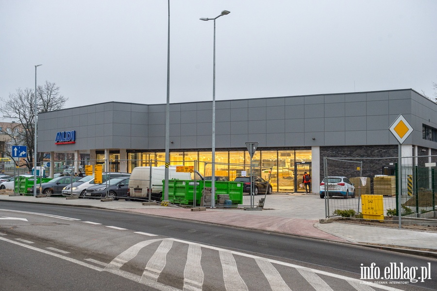 Koniec prac na skrzyżowaniu Robotniczej i Pionierskiej. Powstał dojazd do nowego marketu, fot. 15