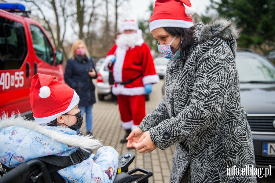 Elbląscy strażacy ponownie odwiedzili Angelikę i Patrycję wraz ze... Świętym Mikołajem  Czytaj więcej na https://www.info.elblag.pl/#ixzz6hLzgt15V, fot. 5