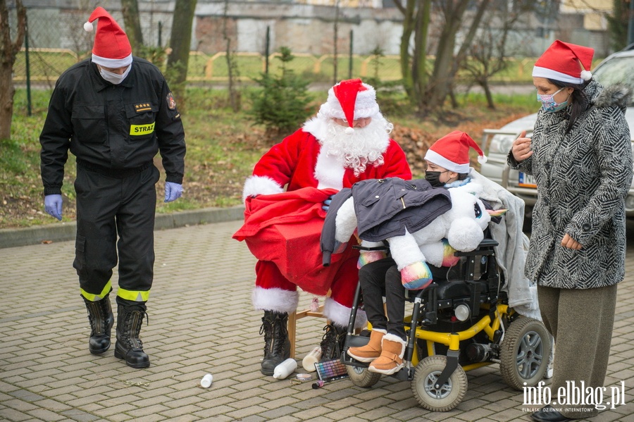 Elbląscy strażacy ponownie odwiedzili Angelikę i Patrycję wraz ze... Świętym Mikołajem  Czytaj więcej na https://www.info.elblag.pl/#ixzz6hLzgt15V, fot. 22