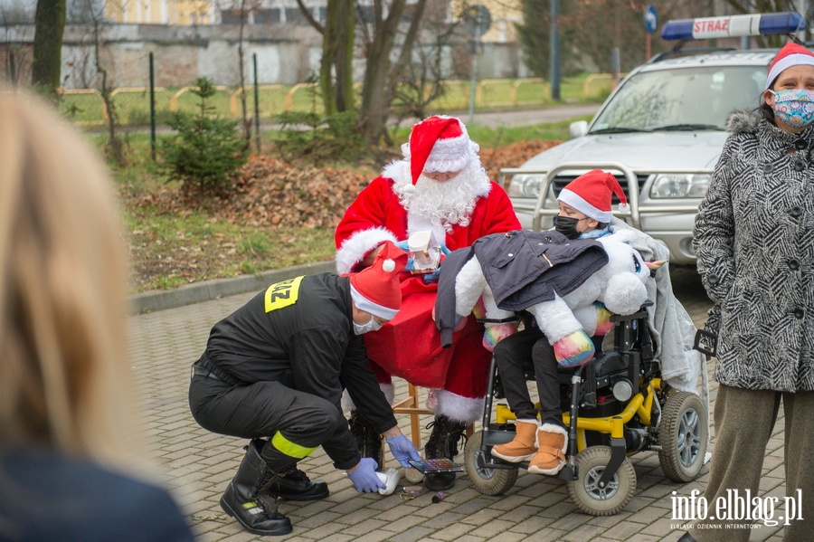 Elblscy straacy ponownie odwiedzili Angelik i Patrycj wraz ze... witym Mikoajem  Czytaj wicej na https://www.info.elblag.pl/#ixzz6hLzgt15V, fot. 23