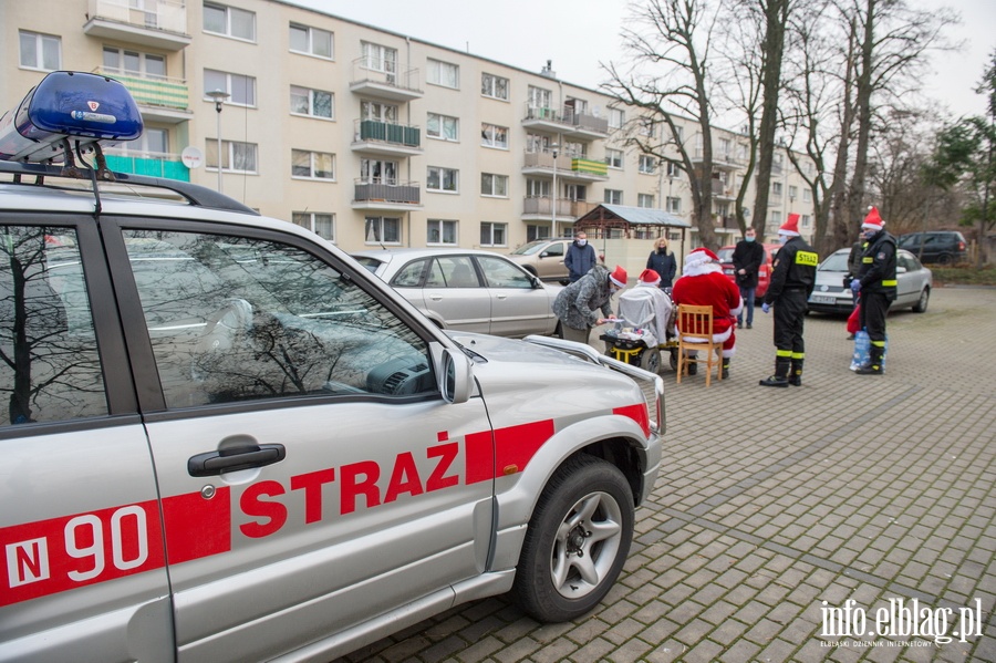 Elblscy straacy ponownie odwiedzili Angelik i Patrycj wraz ze... witym Mikoajem  Czytaj wicej na https://www.info.elblag.pl/#ixzz6hLzgt15V, fot. 24