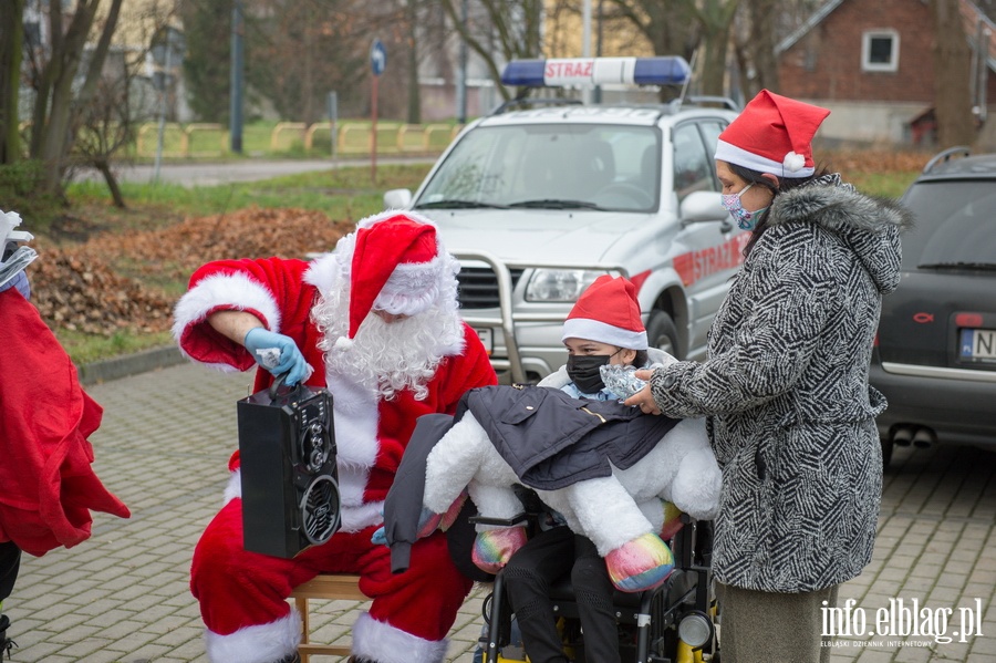 Elbląscy strażacy ponownie odwiedzili Angelikę i Patrycję wraz ze... Świętym Mikołajem  Czytaj więcej na https://www.info.elblag.pl/#ixzz6hLzgt15V, fot. 28