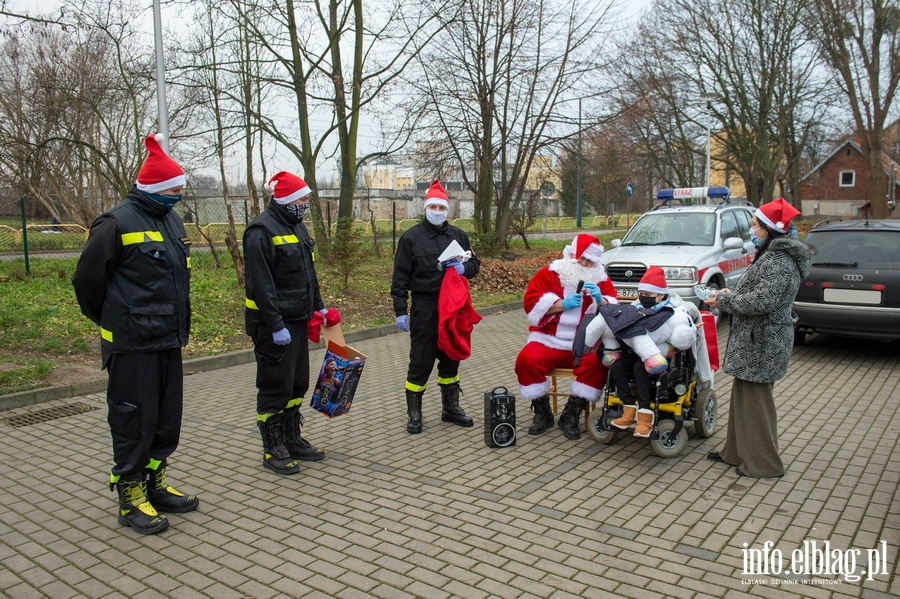 Elbląscy strażacy ponownie odwiedzili Angelikę i Patrycję wraz ze... Świętym Mikołajem  Czytaj więcej na https://www.info.elblag.pl/#ixzz6hLzgt15V, fot. 29