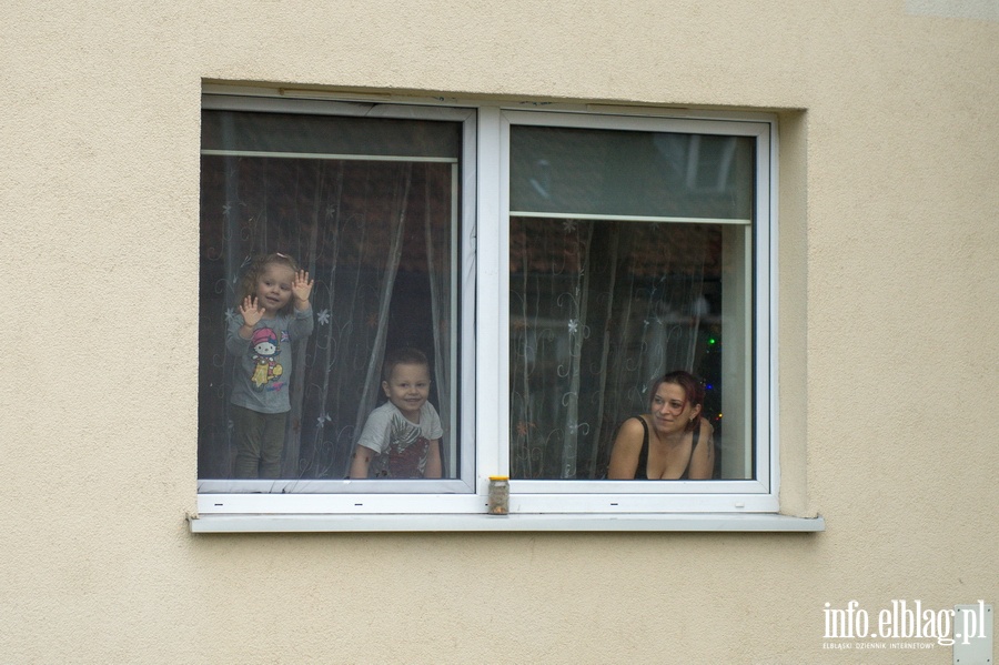 Elbląscy strażacy ponownie odwiedzili Angelikę i Patrycję wraz ze... Świętym Mikołajem  Czytaj więcej na https://www.info.elblag.pl/#ixzz6hLzgt15V, fot. 31
