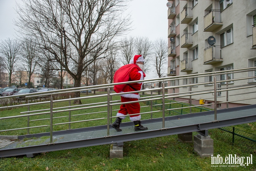 Elblscy straacy ponownie odwiedzili Angelik i Patrycj wraz ze... witym Mikoajem  Czytaj wicej na https://www.info.elblag.pl/#ixzz6hLzgt15V, fot. 40