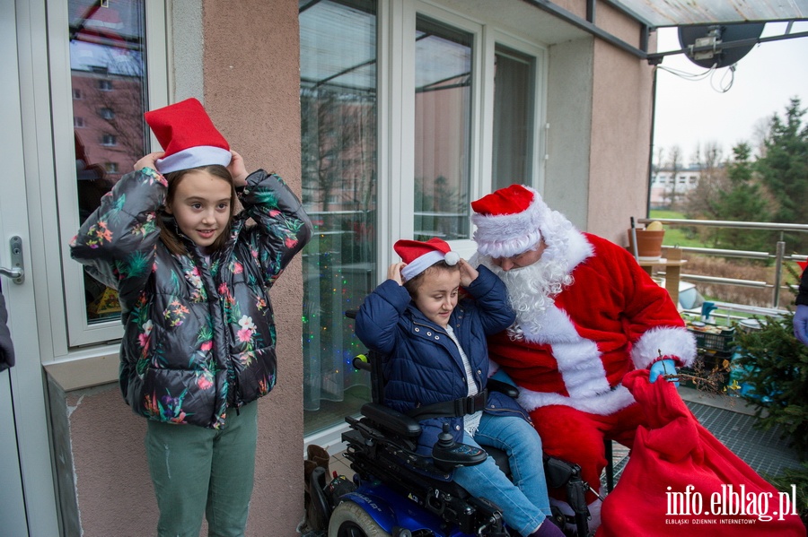 Elbląscy strażacy ponownie odwiedzili Angelikę i Patrycję wraz ze... Świętym Mikołajem  Czytaj więcej na https://www.info.elblag.pl/#ixzz6hLzgt15V, fot. 45