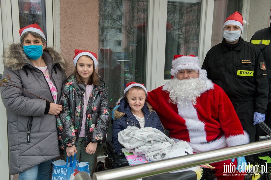 Elbląscy strażacy ponownie odwiedzili Angelikę i Patrycję wraz ze... Świętym Mikołajem  Czytaj więcej na https://www.info.elblag.pl/#ixzz6hLzgt15V, fot. 55