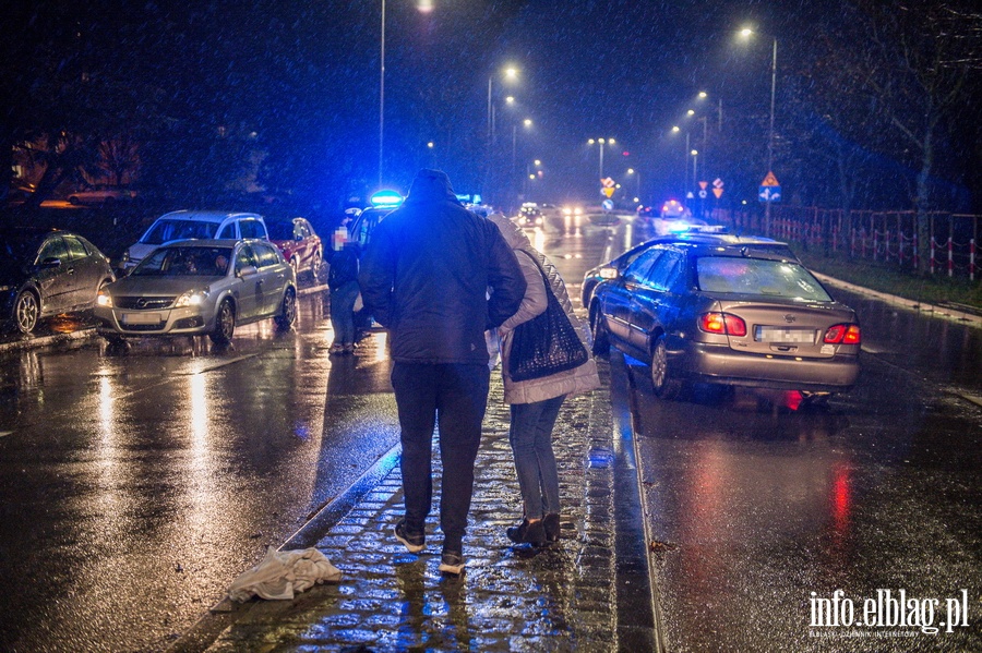 Potrcenie na Nowowiejskiej. "Pani zostaa przerzucona ok. 4-5 metrw", fot. 3