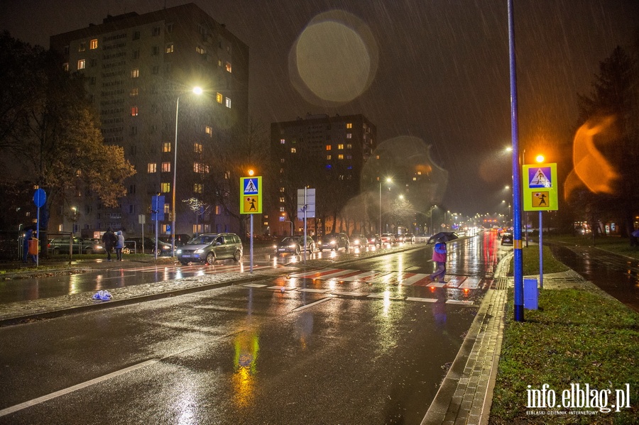 Potrcenie na Nowowiejskiej. "Pani zostaa przerzucona ok. 4-5 metrw", fot. 11