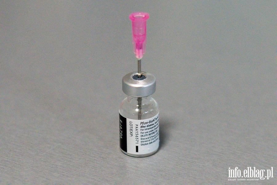 W Szpitalu Miejskim odbyły się pierwsze szczepienia przeciwko COVID-19, fot. 19