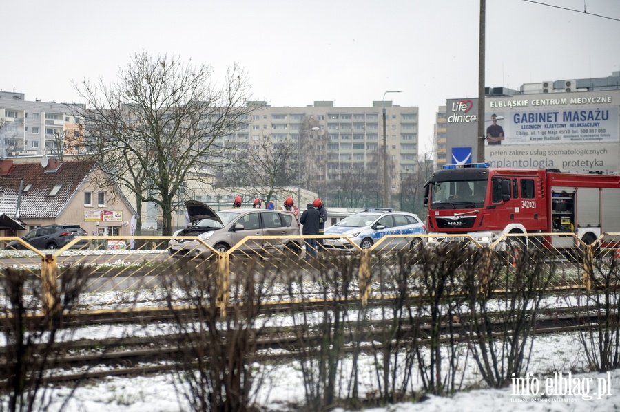 Kolizja dwch nissanw. "Sprawczyni wyjedzaa z Carrefoura", fot. 1