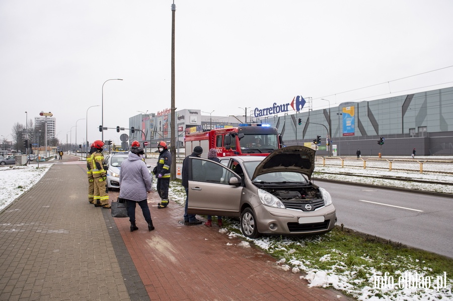 Kolizja dwch nissanw. "Sprawczyni wyjedzaa z Carrefoura", fot. 4