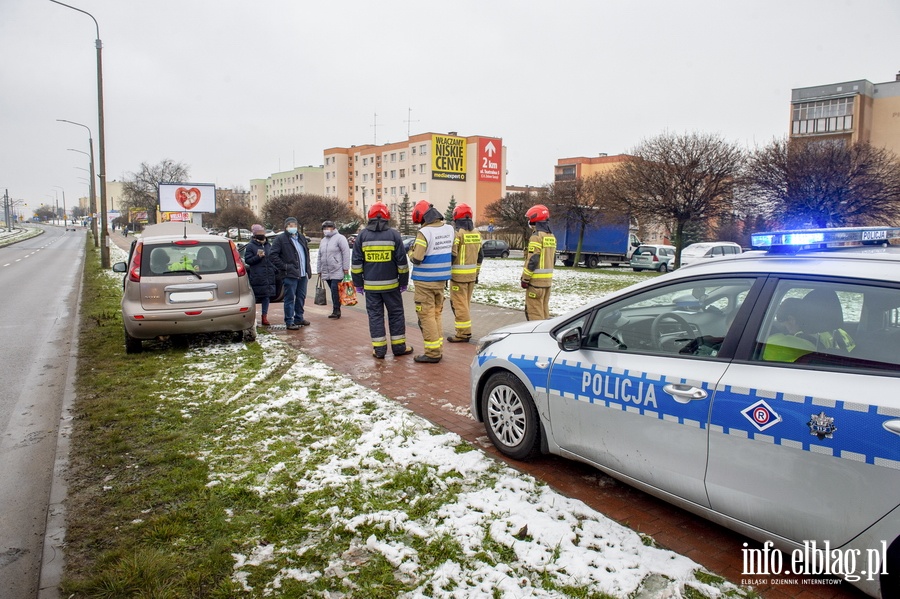 Kolizja dwch nissanw. "Sprawczyni wyjedzaa z Carrefoura", fot. 9