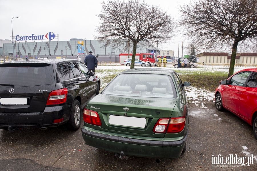 Kolizja dwch nissanw. "Sprawczyni wyjedzaa z Carrefoura", fot. 13