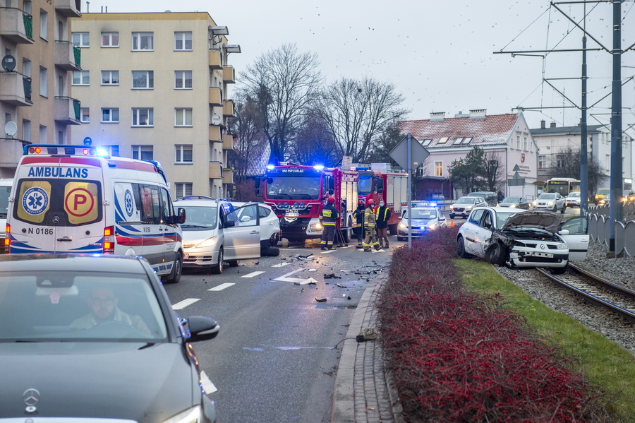 Kolizja 3 aut na 12 Lutego. Samochd blokuje tory tramwajowe, fot. 1