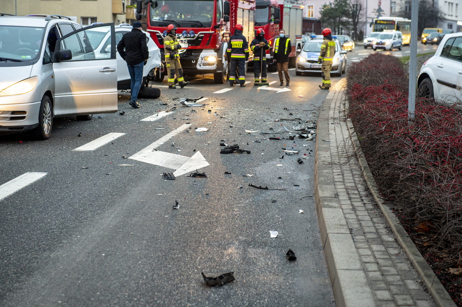 Kolizja 3 aut na 12 Lutego. Samochd blokuje tory tramwajowe, fot. 3