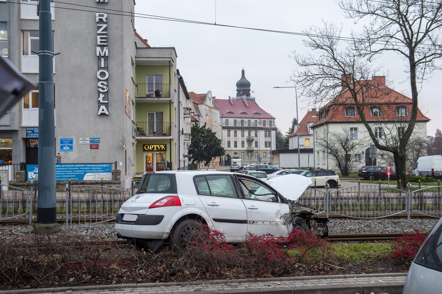Kolizja 3 aut na 12 Lutego. Samochód blokuje tory tramwajowe, fot. 4