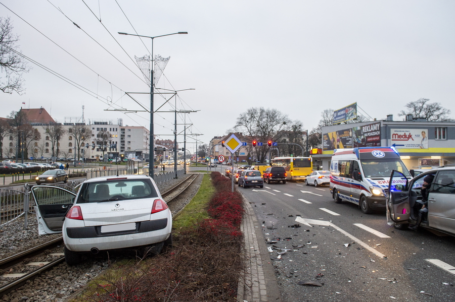 Kolizja 3 aut na 12 Lutego. Samochd blokuje tory tramwajowe, fot. 5