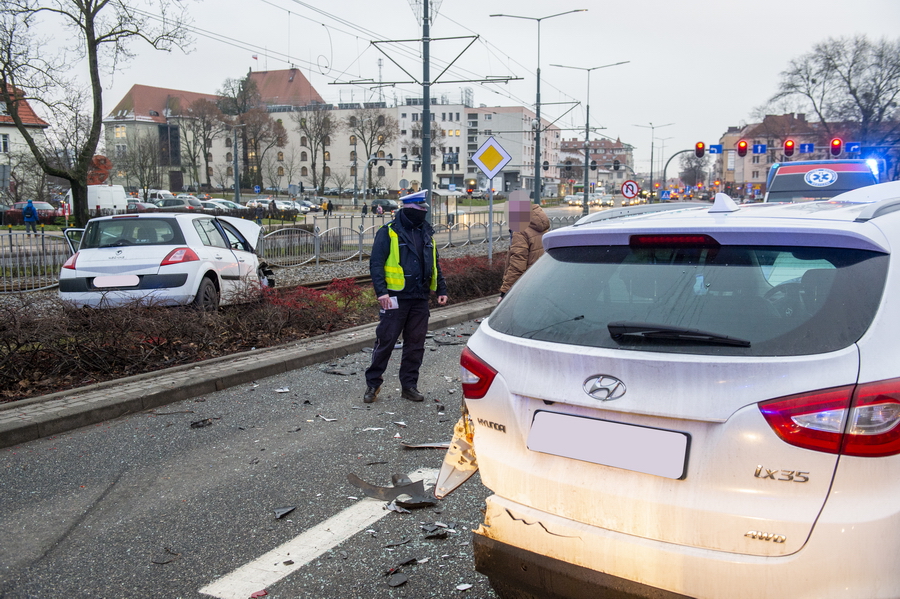 Kolizja 3 aut na 12 Lutego. Samochd blokuje tory tramwajowe, fot. 6