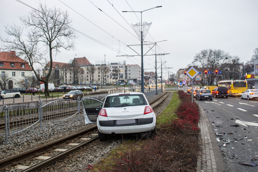 Kolizja 3 aut na 12 Lutego. Samochd blokuje tory tramwajowe, fot. 7