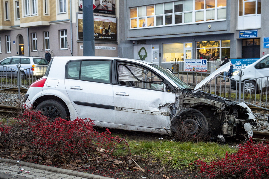 Kolizja 3 aut na 12 Lutego. Samochd blokuje tory tramwajowe, fot. 9