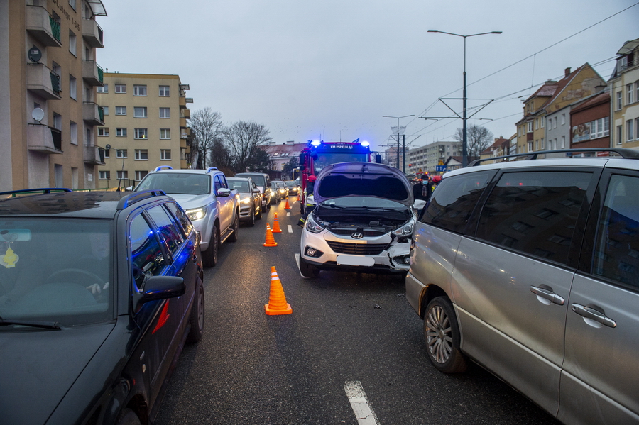 Kolizja 3 aut na 12 Lutego. Samochd blokuje tory tramwajowe, fot. 11