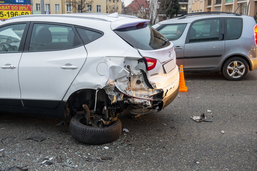 Kolizja 3 aut na 12 Lutego. Samochd blokuje tory tramwajowe, fot. 13