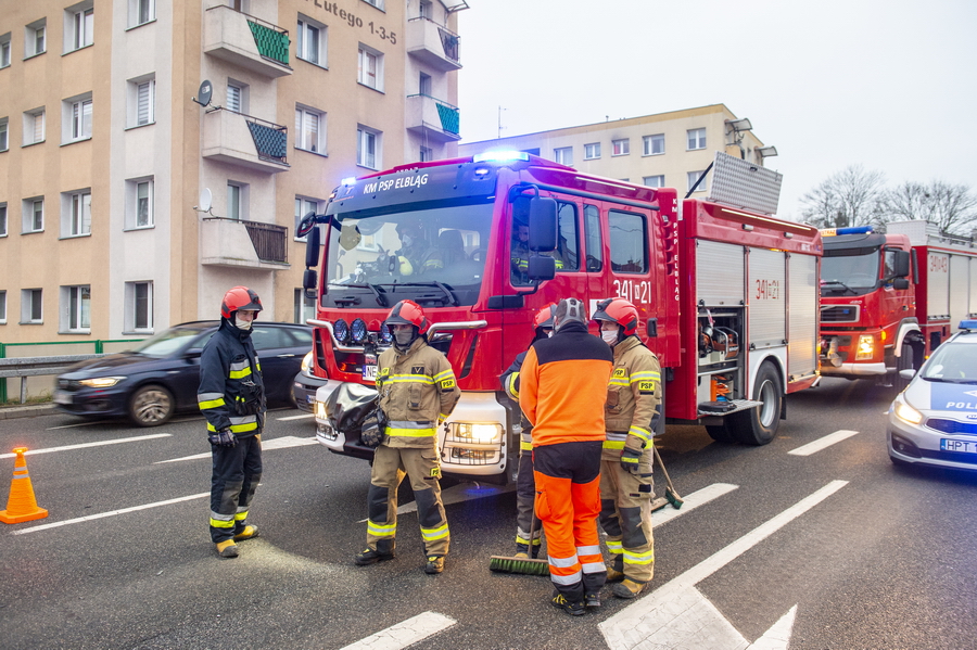 Kolizja 3 aut na 12 Lutego. Samochód blokuje tory tramwajowe, fot. 14