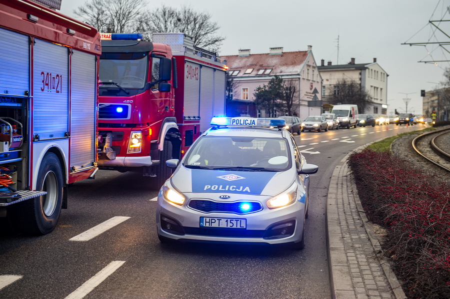 Kolizja 3 aut na 12 Lutego. Samochód blokuje tory tramwajowe, fot. 16
