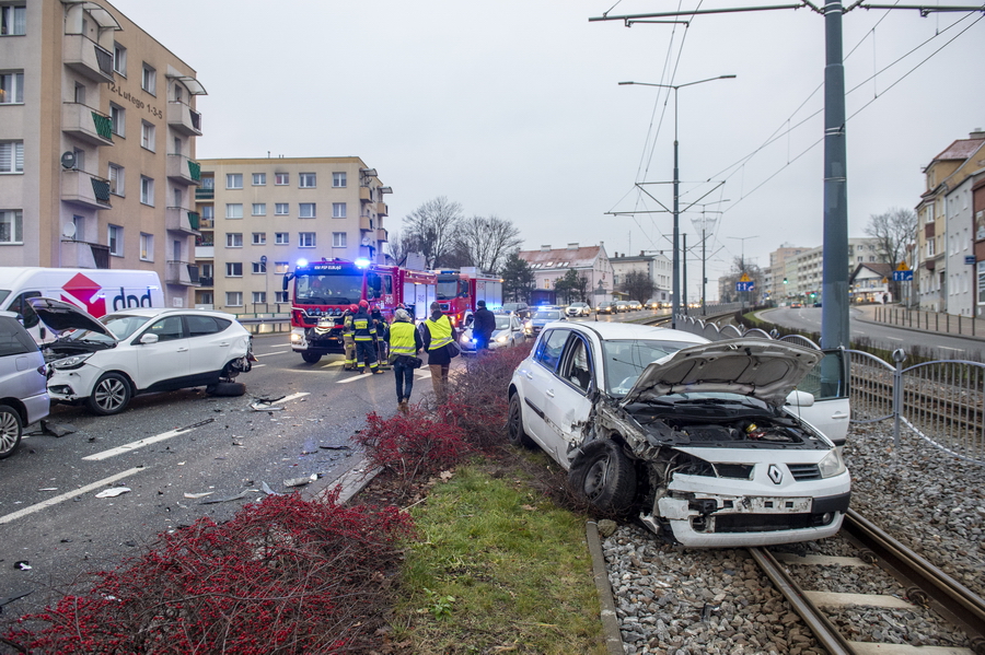 Kolizja 3 aut na 12 Lutego. Samochd blokuje tory tramwajowe, fot. 17