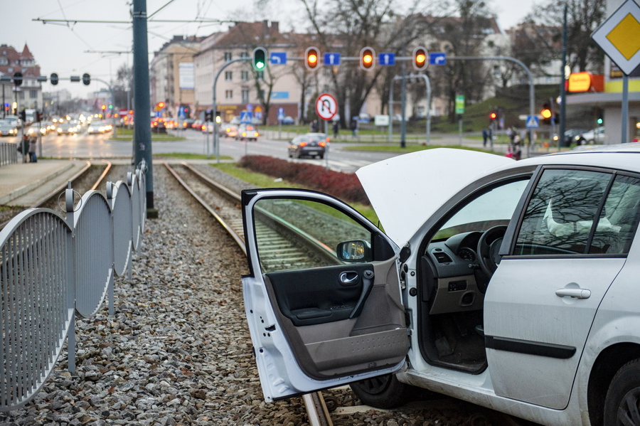 Kolizja 3 aut na 12 Lutego. Samochd blokuje tory tramwajowe, fot. 18