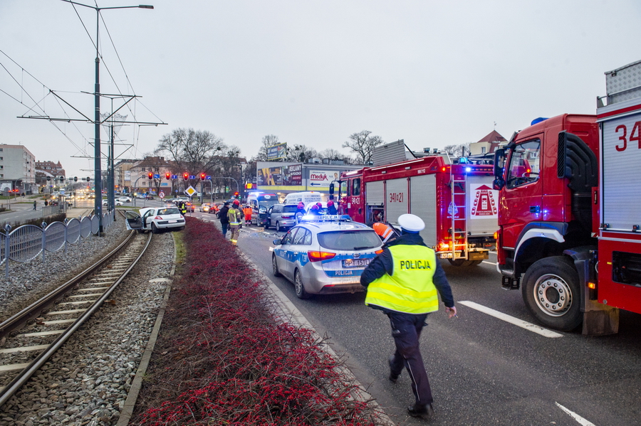 Kolizja 3 aut na 12 Lutego. Samochd blokuje tory tramwajowe, fot. 20