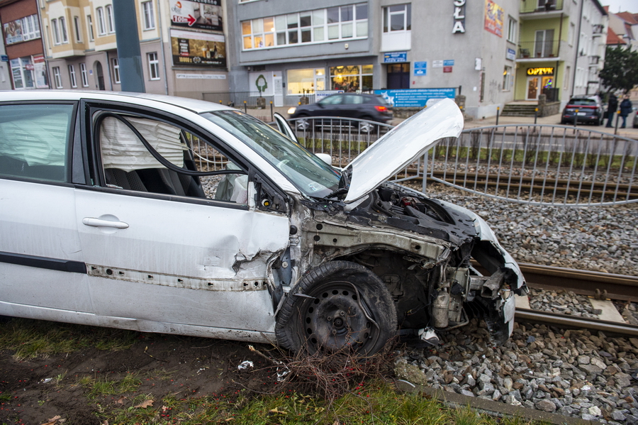 Kolizja 3 aut na 12 Lutego. Samochd blokuje tory tramwajowe, fot. 21