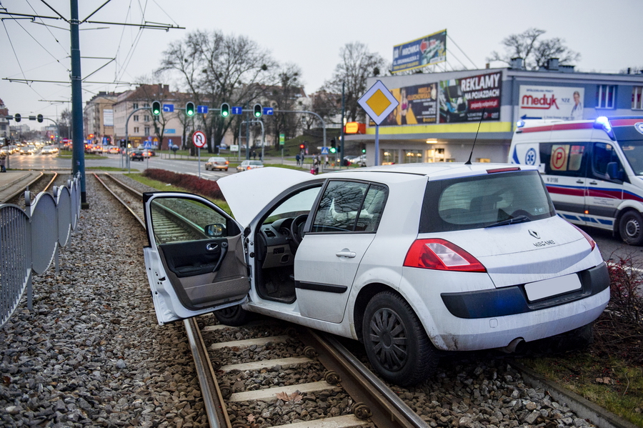 Kolizja 3 aut na 12 Lutego. Samochód blokuje tory tramwajowe, fot. 22