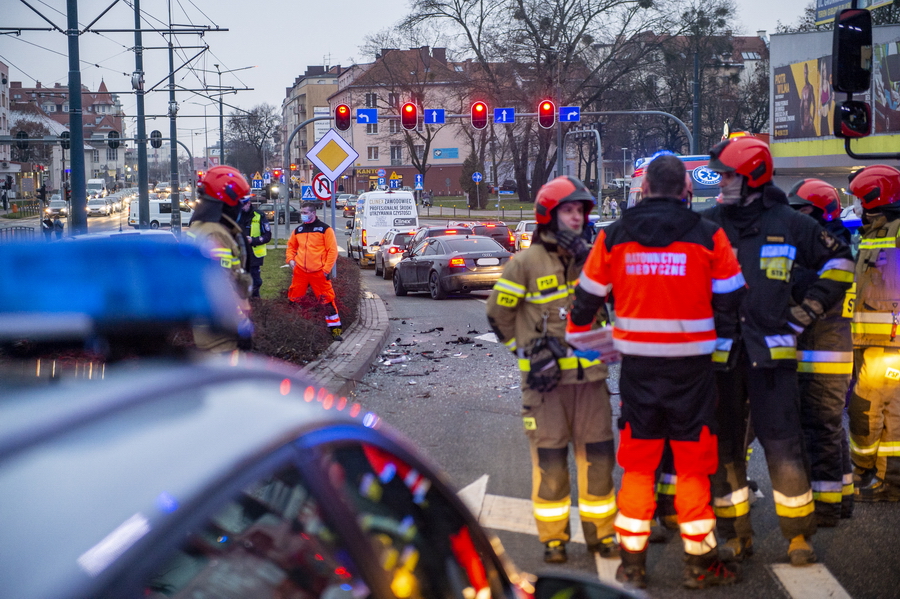 Kolizja 3 aut na 12 Lutego. Samochód blokuje tory tramwajowe, fot. 23