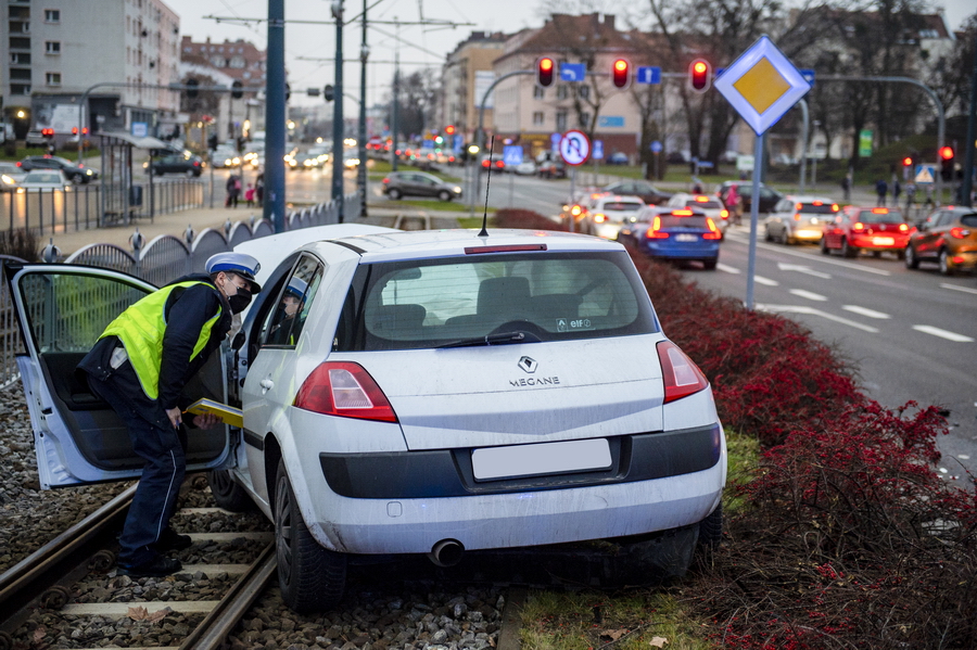 Zdjęcia Kolizja 3 aut na 12 Lutego. Samochód blokuje tory