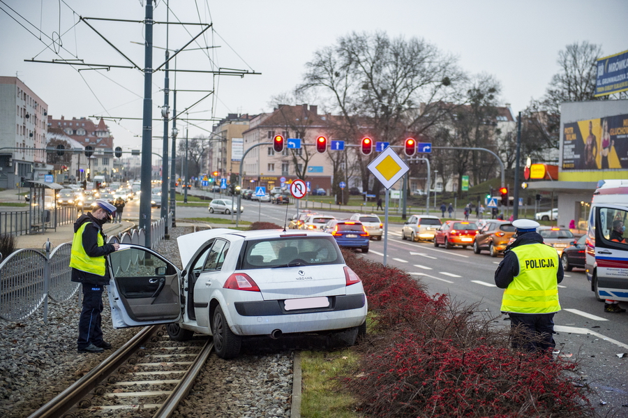 Kolizja 3 aut na 12 Lutego. Samochd blokuje tory tramwajowe, fot. 25