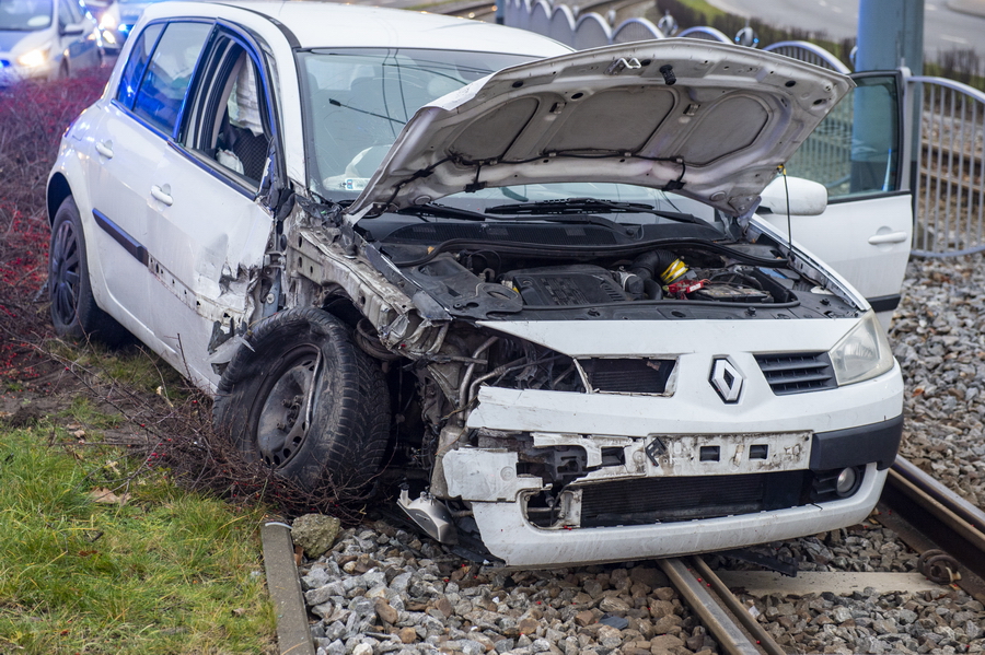 Kolizja 3 aut na 12 Lutego. Samochód blokuje tory tramwajowe, fot. 26
