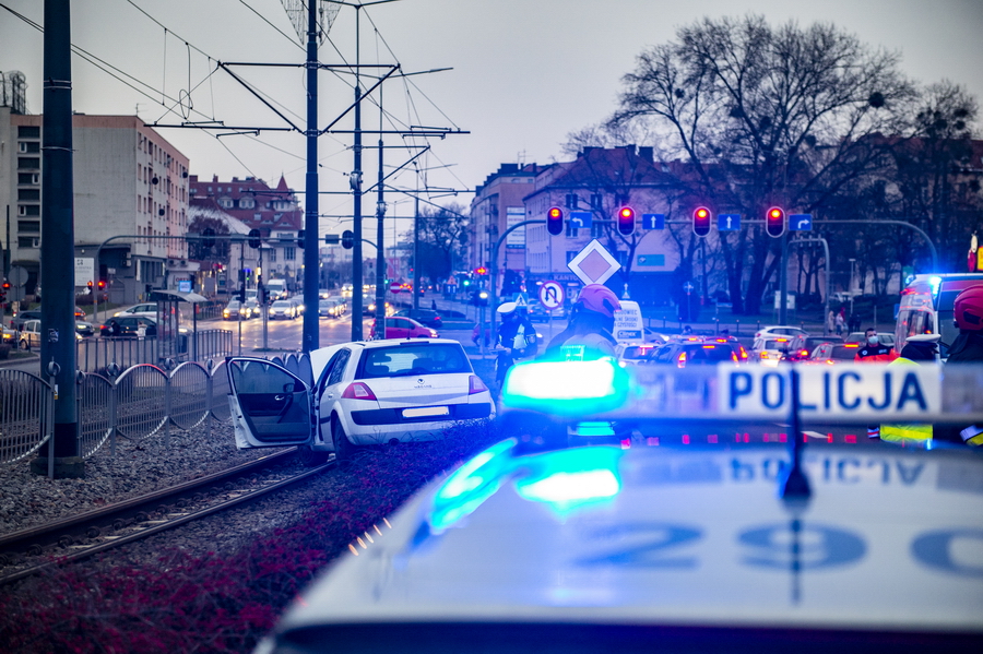 Kolizja 3 aut na 12 Lutego. Samochd blokuje tory tramwajowe, fot. 27