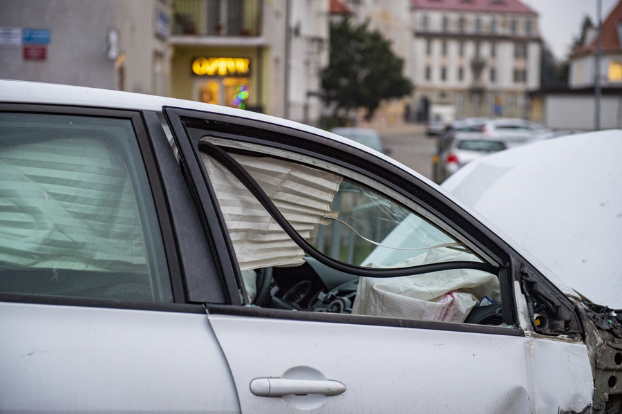 Kolizja 3 aut na 12 Lutego. Samochd blokuje tory tramwajowe, fot. 28