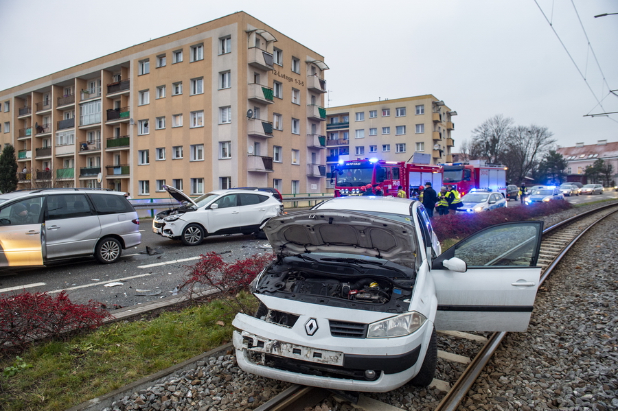 Kolizja 3 aut na 12 Lutego. Samochd blokuje tory tramwajowe, fot. 29