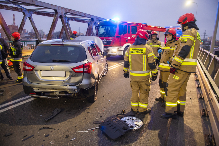 Wypadek dwóch aut na moście Unii Europejskiej., fot. 19