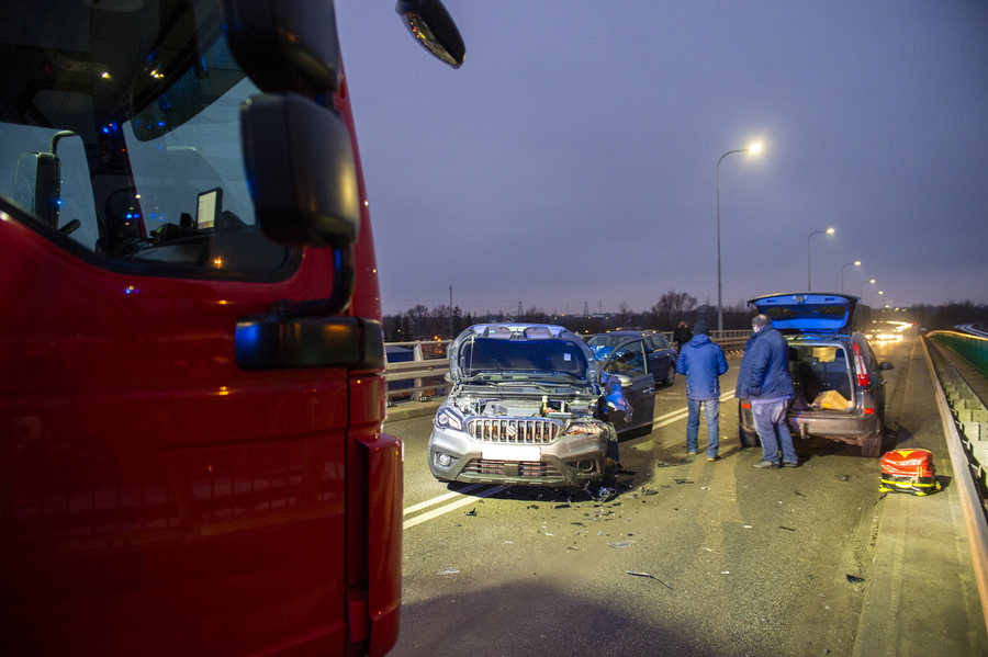 Wypadek dwch aut na mocie Unii Europejskiej., fot. 24