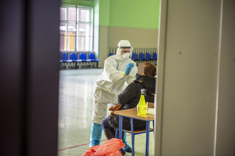 Elblscy nauczyciel przebadani na koronawirusa. "Czy takie testy maj sens?", fot. 36