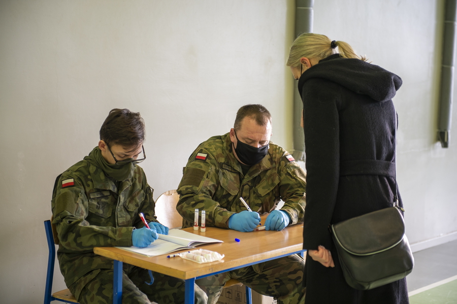 Elblscy nauczyciel przebadani na koronawirusa. "Czy takie testy maj sens?", fot. 38