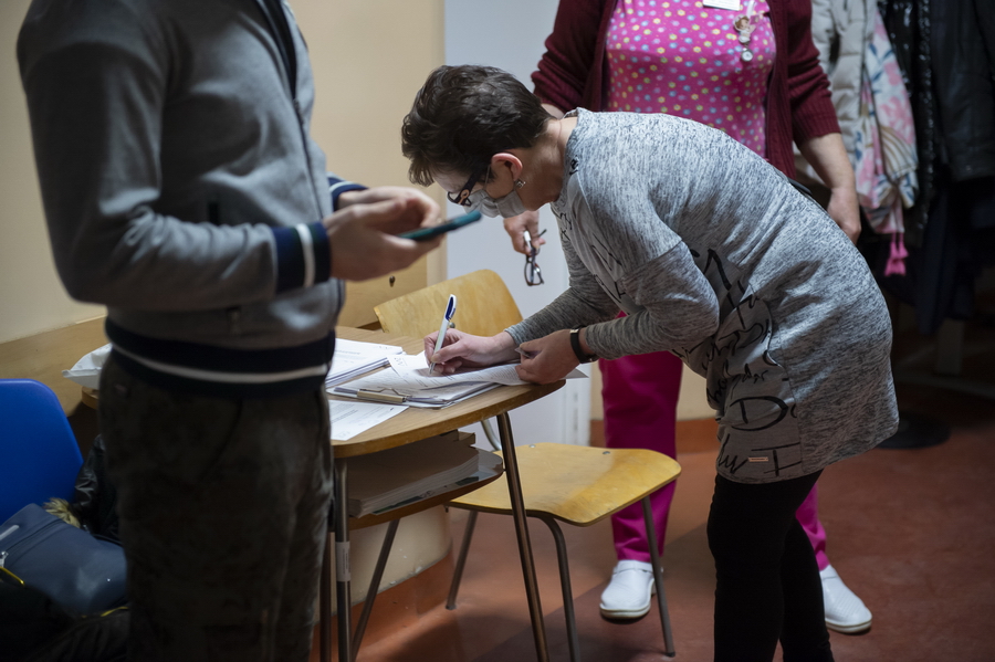 "Teraz bdziemy spokojniejsi". Sprawdzamy, jak w Elblgu przebiegaj szczepienia na COVID-19, fot. 8